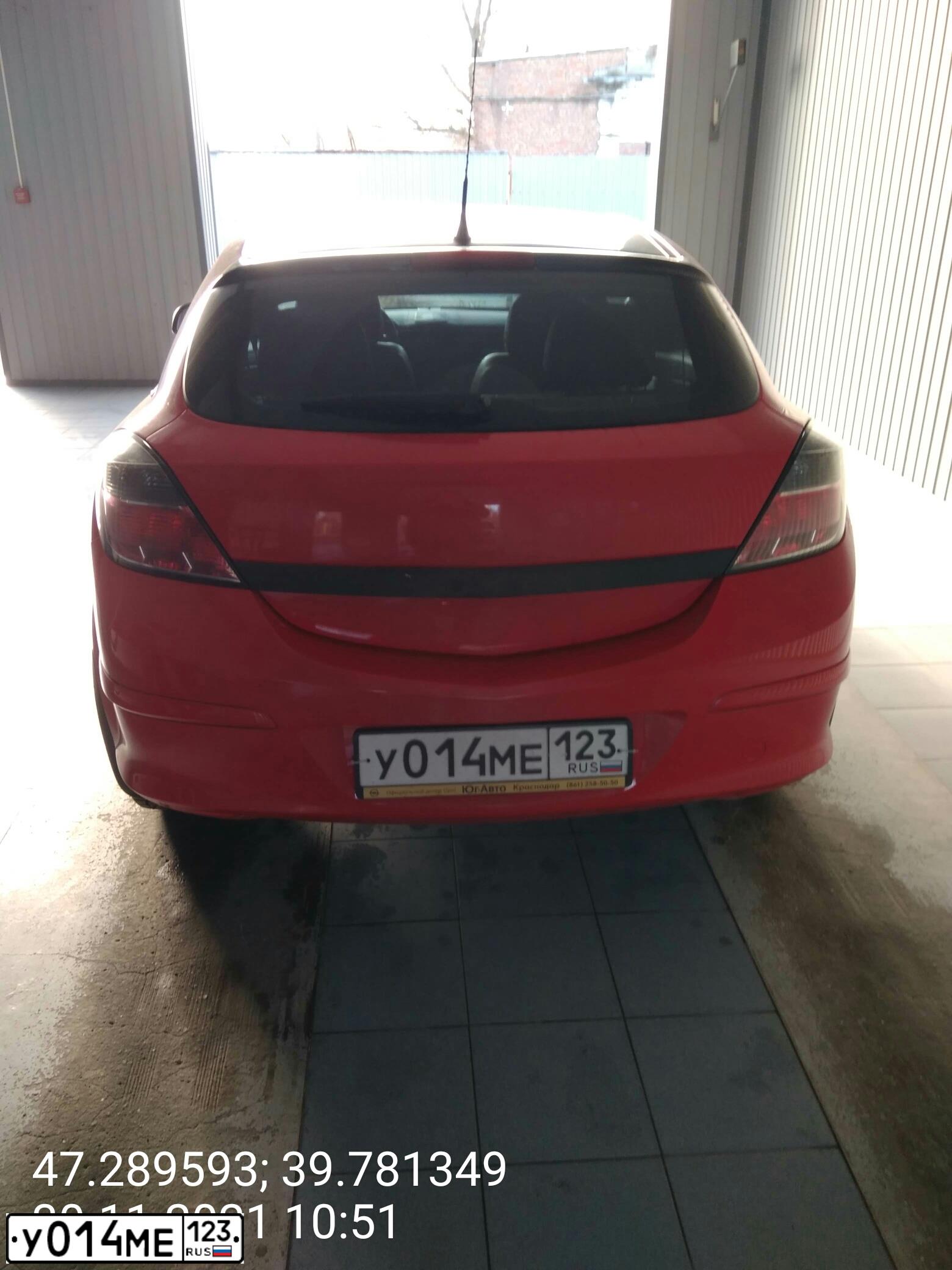 Фото автомобиля OPEL ASTRA, 2010 — госномер У893УВ193. Цвет: Красный