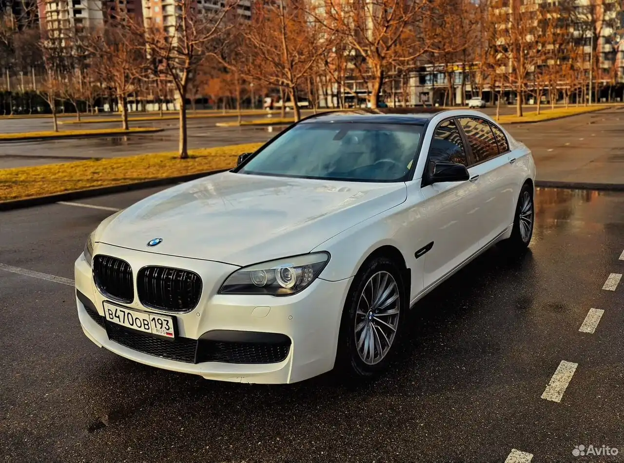 Фото автомобиля BMW W SERIE 7, 2012 — госномер Р770АА59. Цвет: Белый