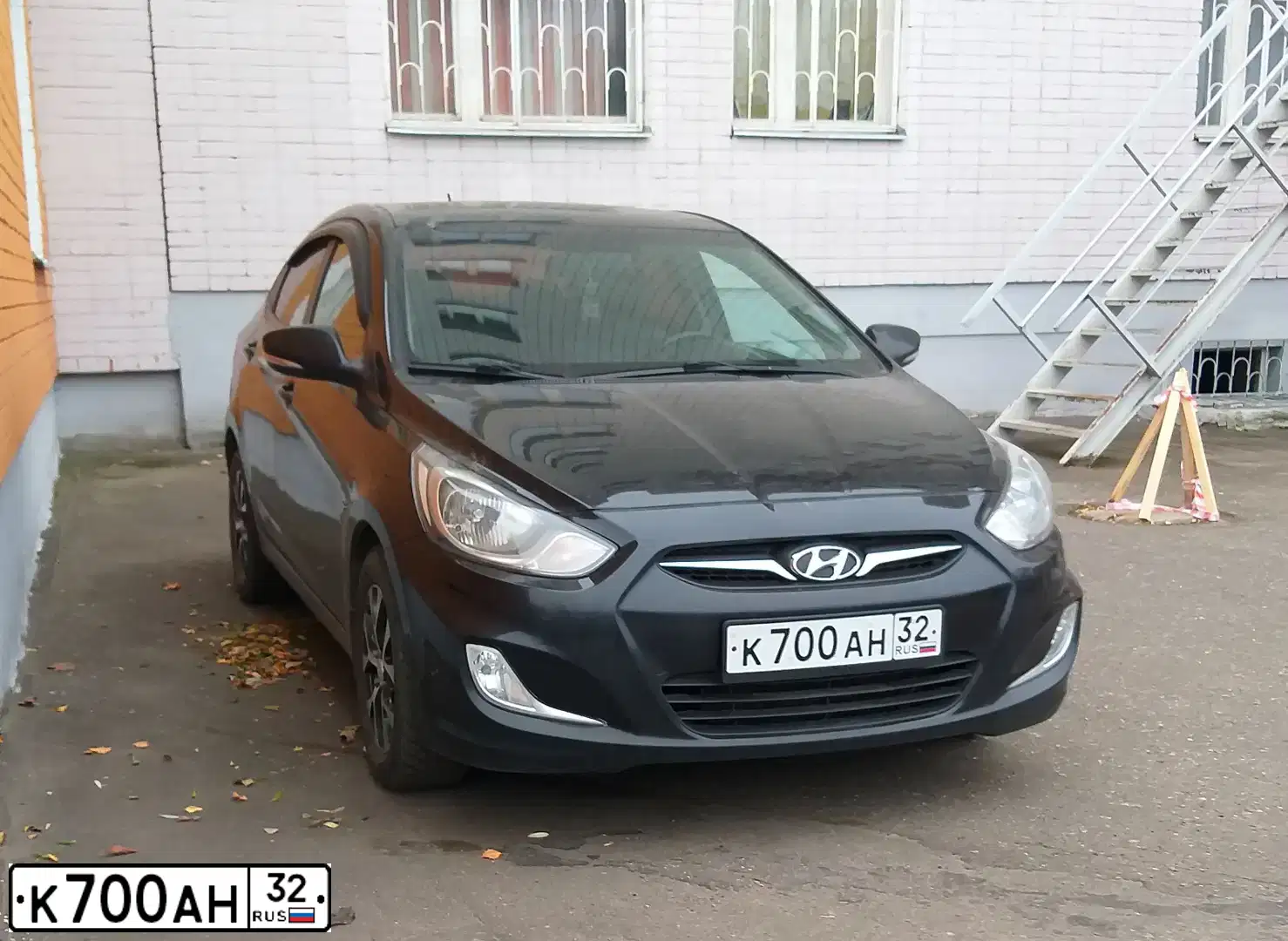 Фото автомобиля HYUNDAI SOLARIS, 2012 — госномер О728ХВ32. Цвет: ЧЕРНЫЙ