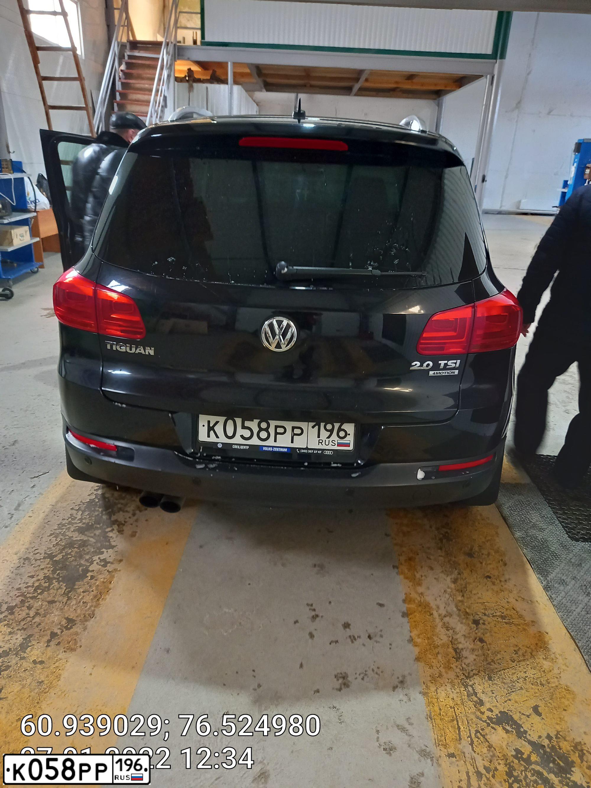 Фото автомобиля VOLKSWAGEN TIGUAN, 2012 — госномер К014ТЕ186. Цвет: ЧЕРНЫЙ