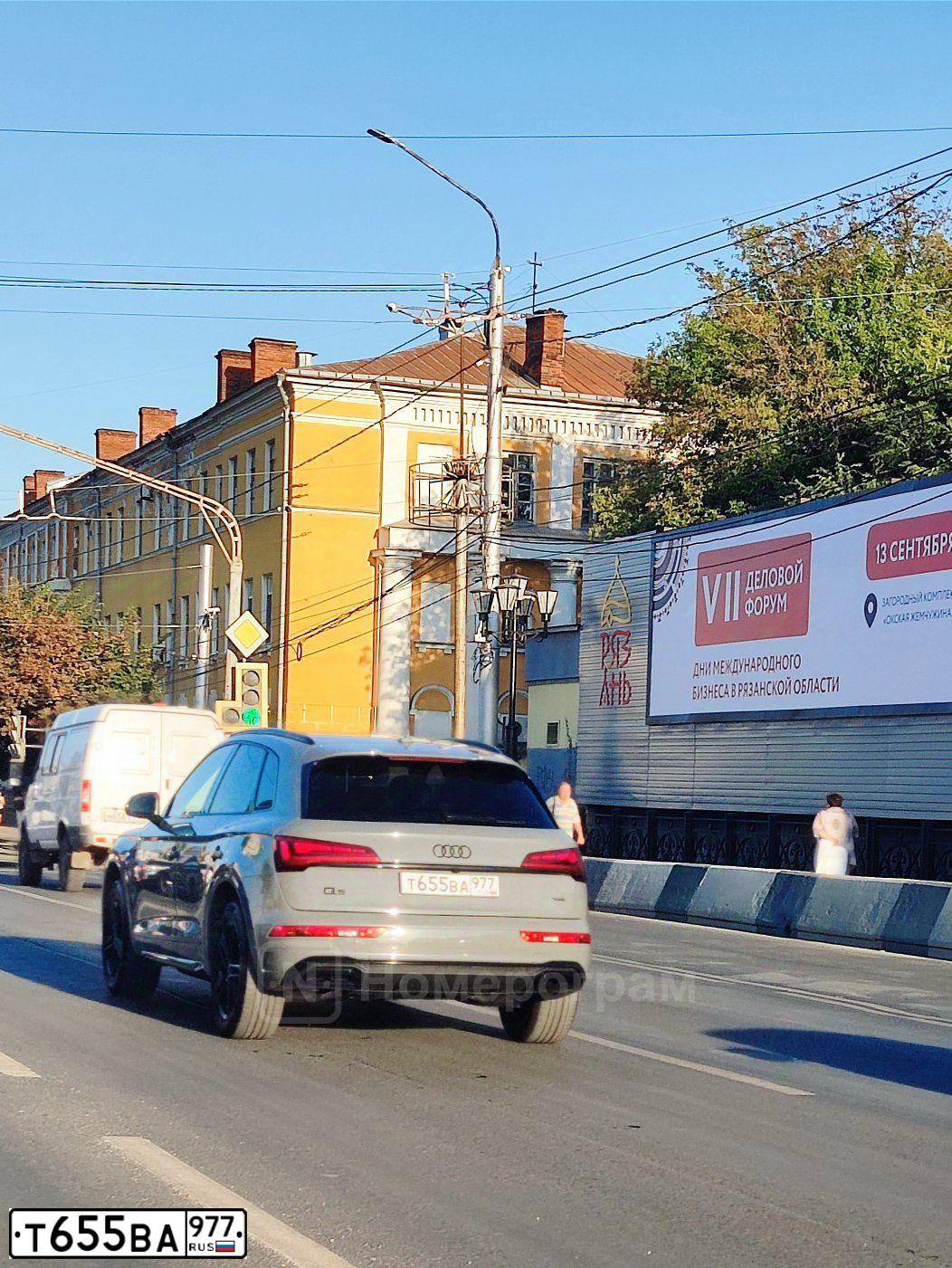 Фото автомобиля AUDI Q5, 2021 — госномер В058УР799. Цвет: СЕРЫЙ