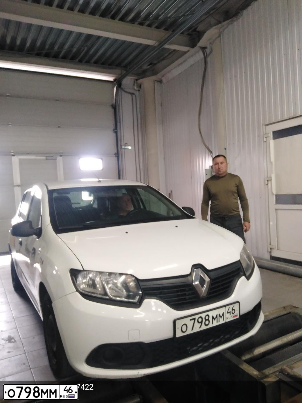 Фото автомобиля RENAULT SANDERO, 2018 — госномер Р254РС46. Цвет: Белый