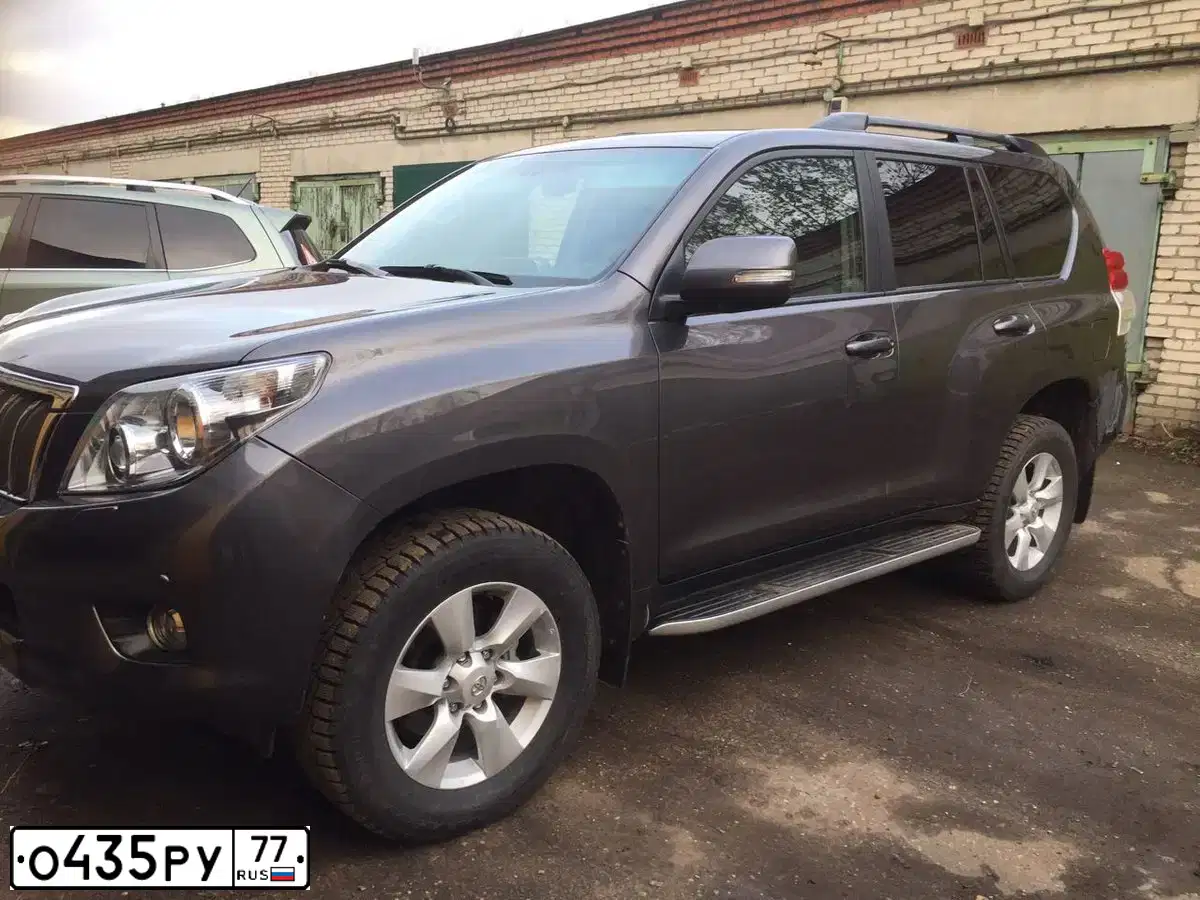 Фото автомобиля TOYOTA LANDCRUISER, 2013 — госномер О435РУ77. Цвет: ПЕПЕЛЬНО-СЕРЫЙ