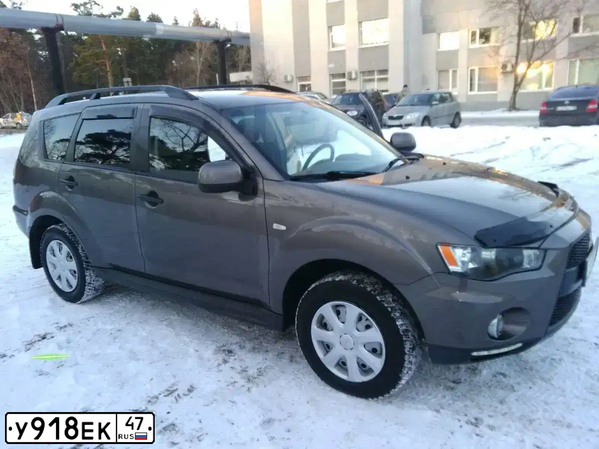 Фото автомобиля MITSUBISHI OUTLANDER, 2012 — госномер У918ЕК47. Цвет: Коричневый