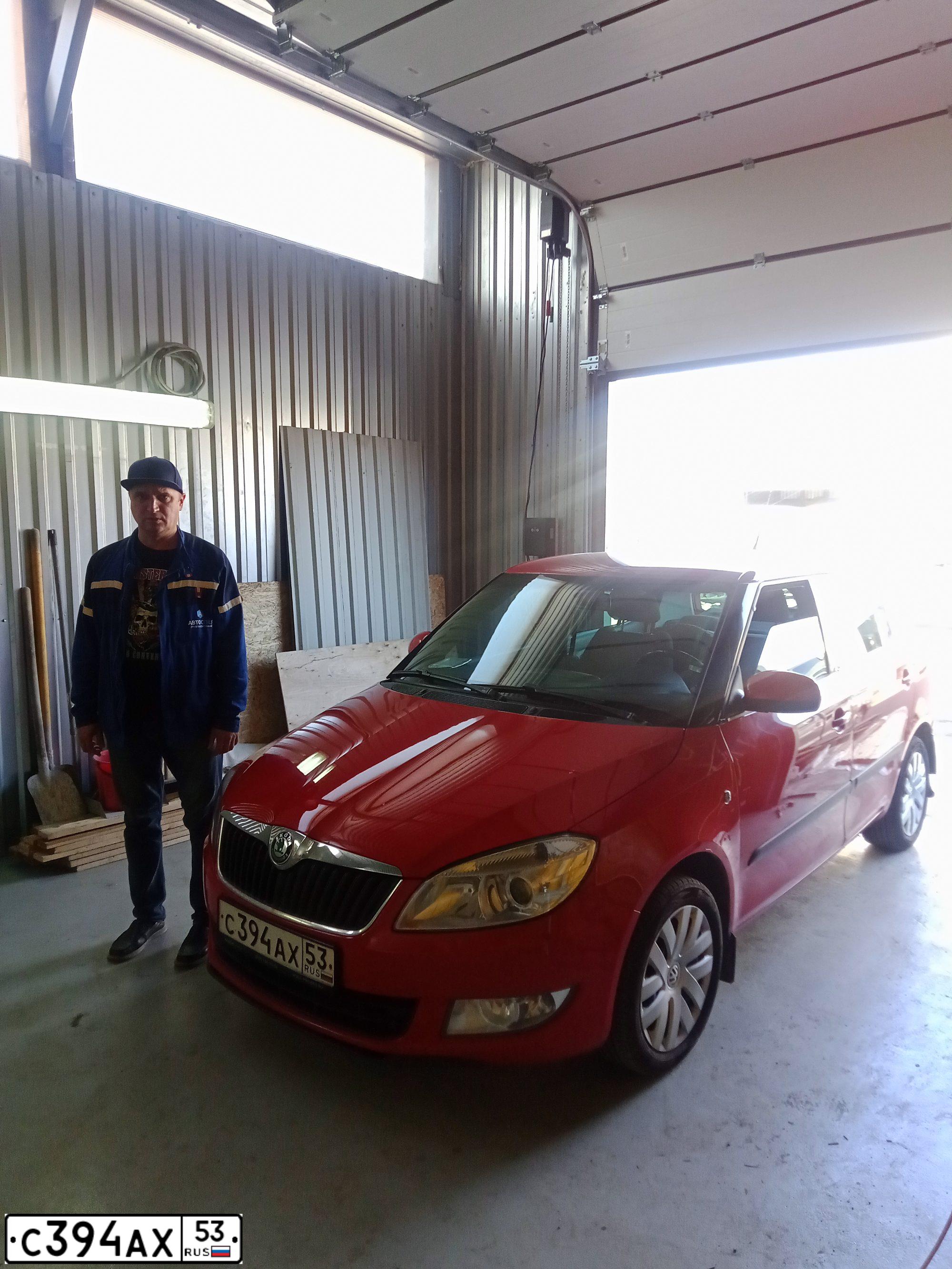 Фото автомобиля SKODA FABIA, 2010 — госномер С355ВМ198. Цвет: Красный