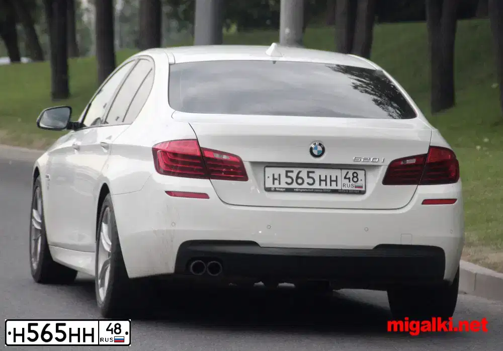 Фото автомобиля BMW SERIE 5, 2014 — госномер Р979ХВ790. Цвет: Белый