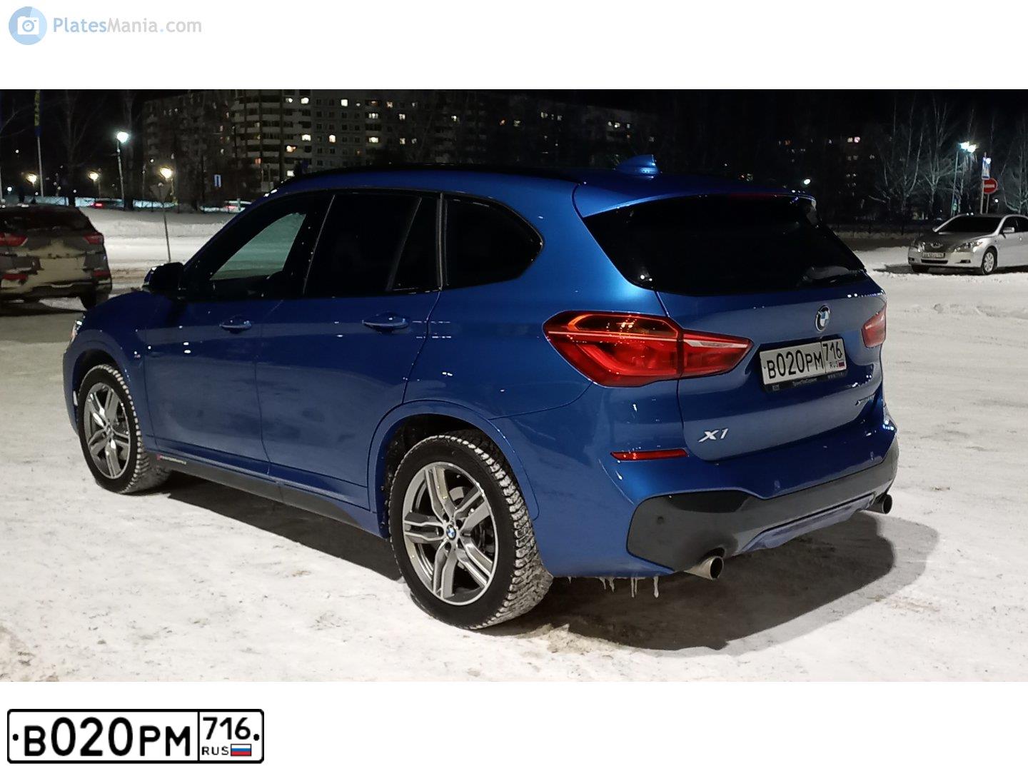 Фото автомобиля BMW X1, 2018 — госномер В020РМ716. Цвет: СИНИЙ