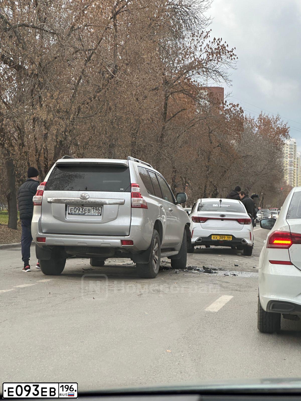 Фото автомобиля TOYOTA LANDCRUISER, 2015 — госномер Е093ЕВ196. Цвет: СВЕТЛО-СЕРЫЙ