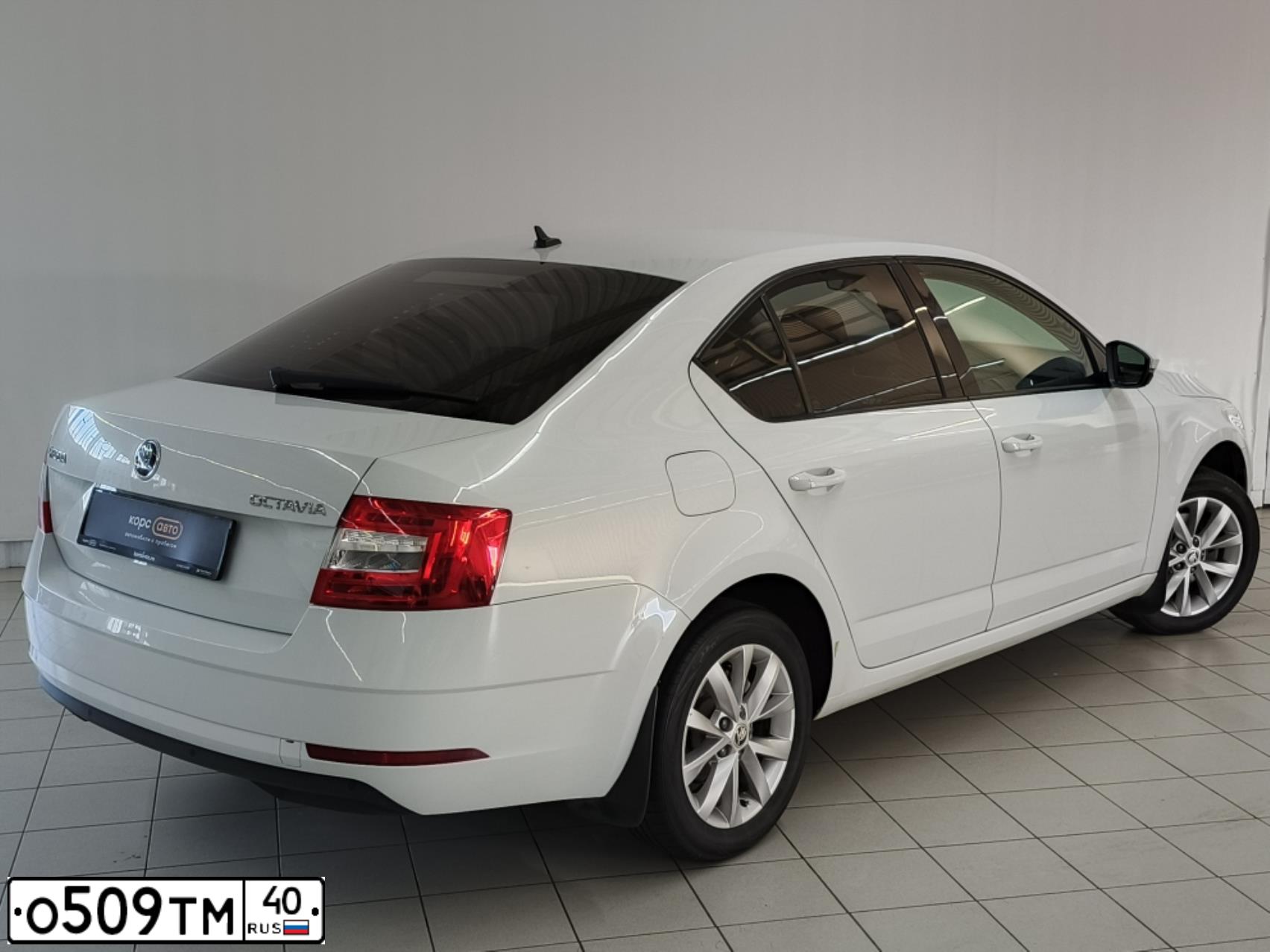 Фото автомобиля SKODA OCTAVIA, 2020 — госномер У202УВ48. Цвет: Белый