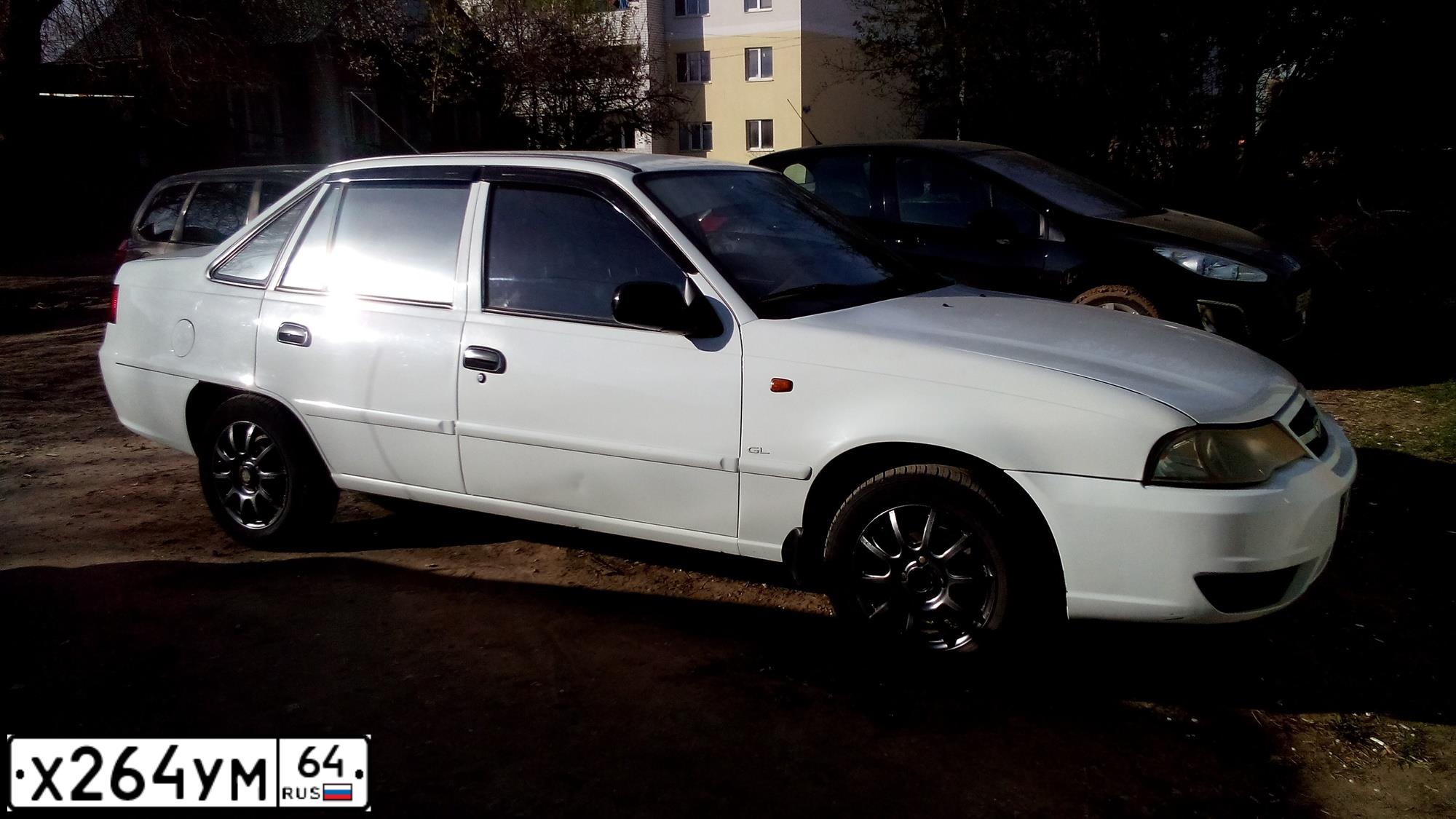 Фото автомобиля DAEWOO NEXIA, 2012 — госномер Х264УМ64. Цвет: БЕЛО-ДЫМЧАТЫЙ