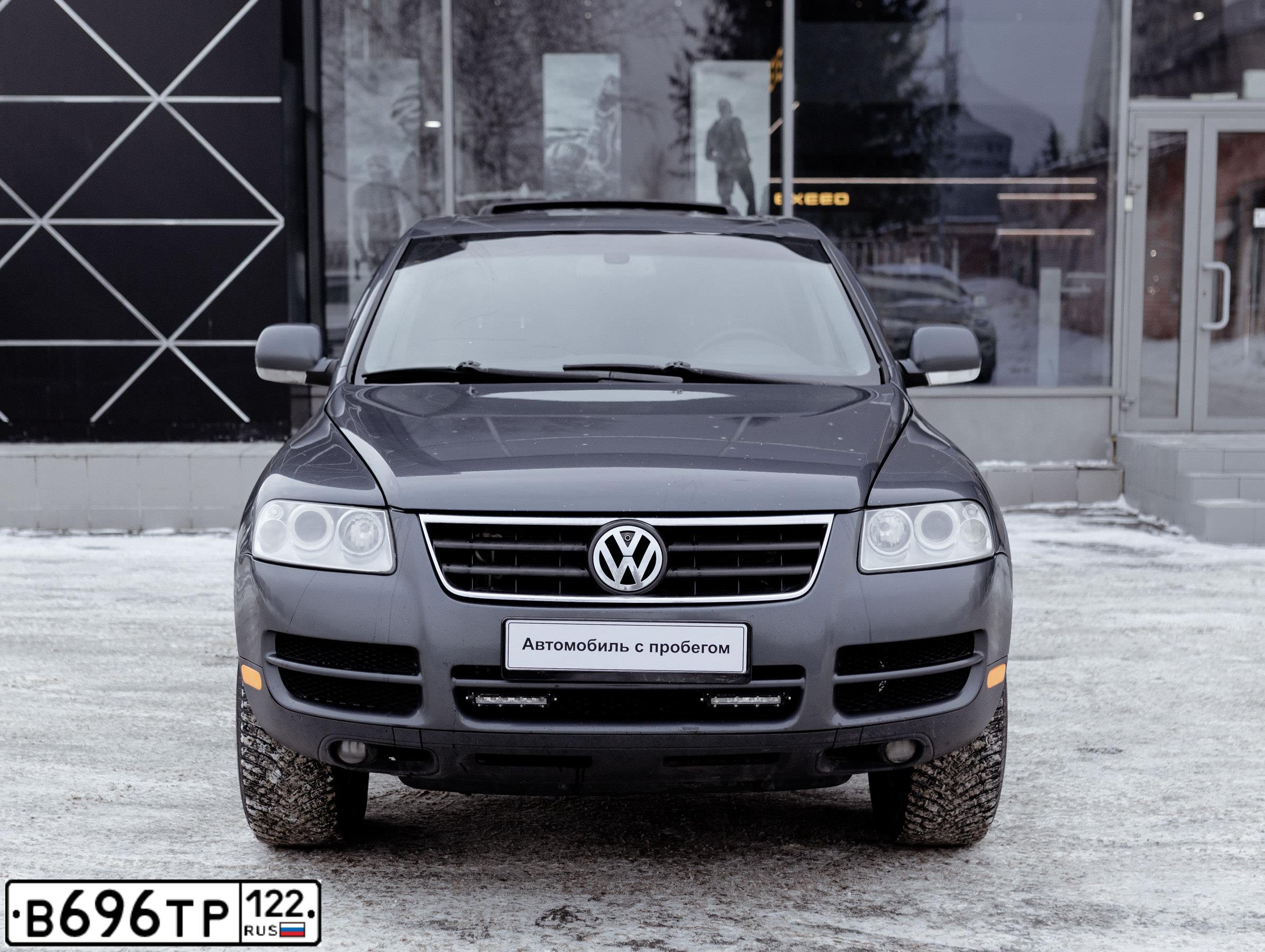 Фото автомобиля VOLKSWAGEN TOUAREG, 2005 — госномер Т100ТО54. Цвет: СЕРО СИНИЙ