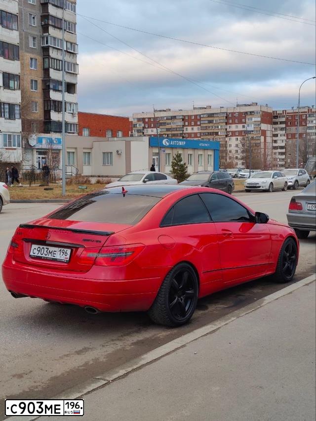 Фото автомобиля MERCEDES E-KLASSE, 2009 — госномер С903МЕ196. Цвет: Красный