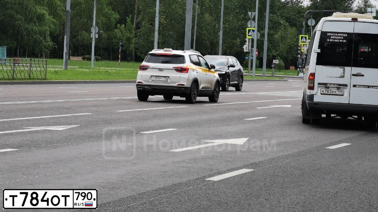 Фото автомобиля CHERY TIGGO4 Т3ХDЕ00ТL5W4S0G1, 2022 — госномер Т784ОТ790. Цвет: БЕЛЫЙ-ЖЕЛТЫЙ-СЕРЫЙ