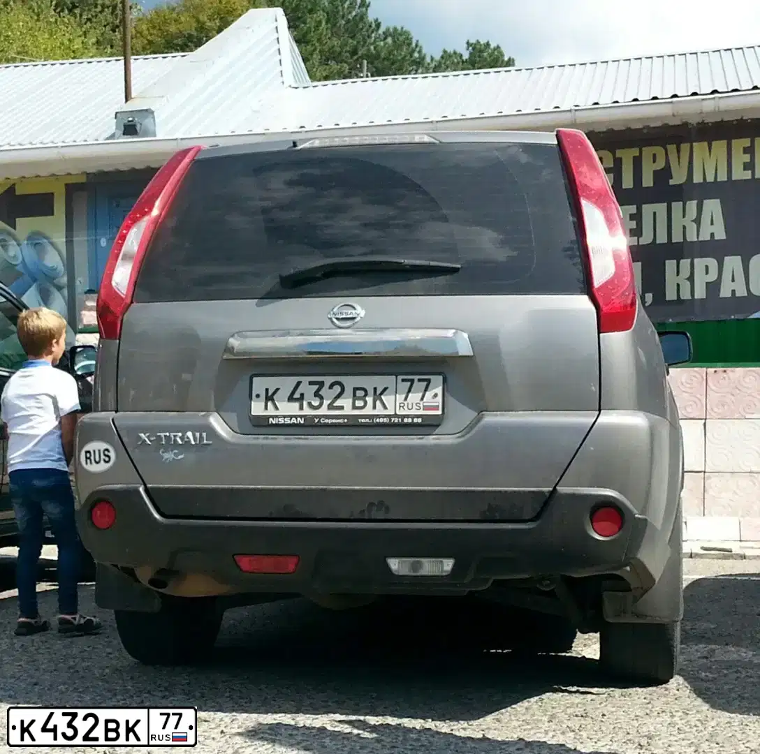 Фото автомобиля NISSAN X-TRAIL, 2013 — госномер О333ХС178. Цвет: СЕРО-СИРЕНЕВЫЙ