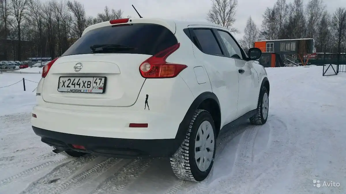 Фото автомобиля NISSAN JUKE, 2014 — госномер Х244ХВ47. Цвет: Белый
