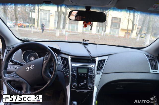 Фото автомобиля HYUNDAI SONATA, 2010 — госномер Е027АК180. Цвет: Серебристый