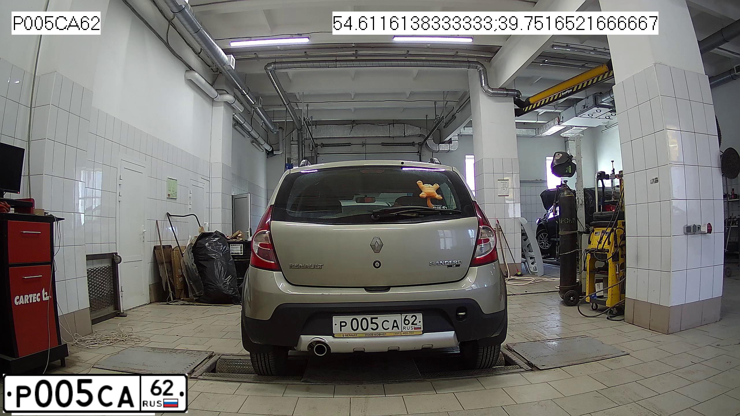 Фото автомобиля RENAULT SANDERO, 2014 — госномер Р005СА62. Цвет: БЕЖЕВЫЙ