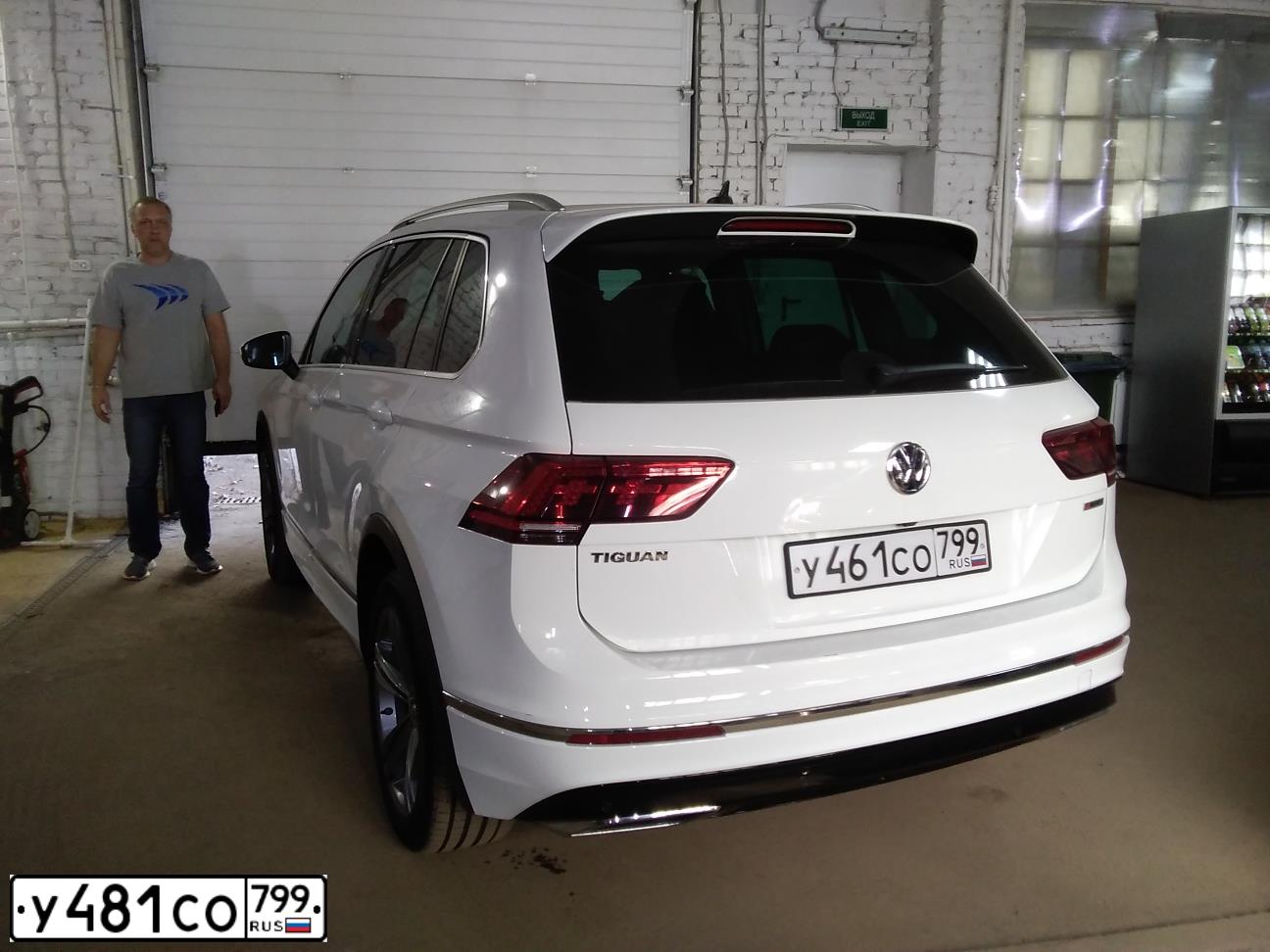 Фото автомобиля VOLKSWAGEN TIGUAN, 2019 — госномер У461СО799. Цвет: Белый
