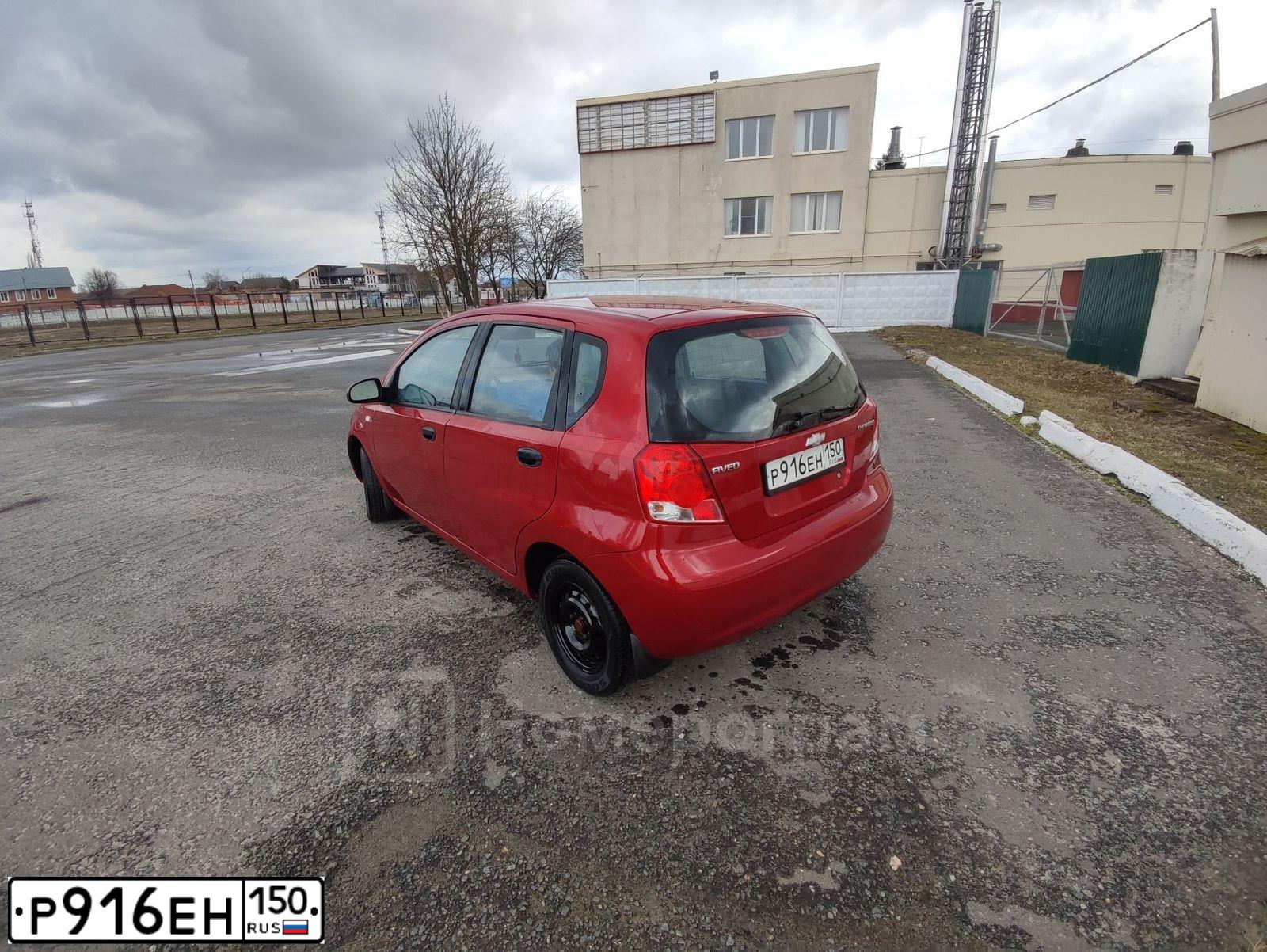 Фото автомобиля CHEVROLET AVEO, 2006 — госномер Е282АР250. Цвет: Красный