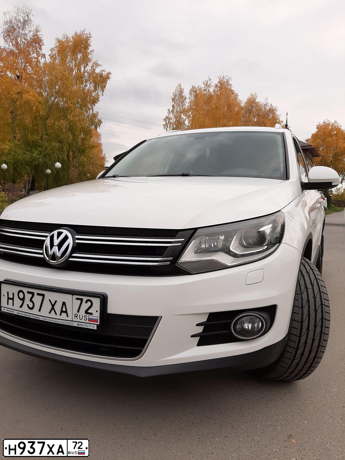 Фото автомобиля VOLKSWAGEN TIGUAN, 2011 — госномер М216СА124. Цвет: Белый