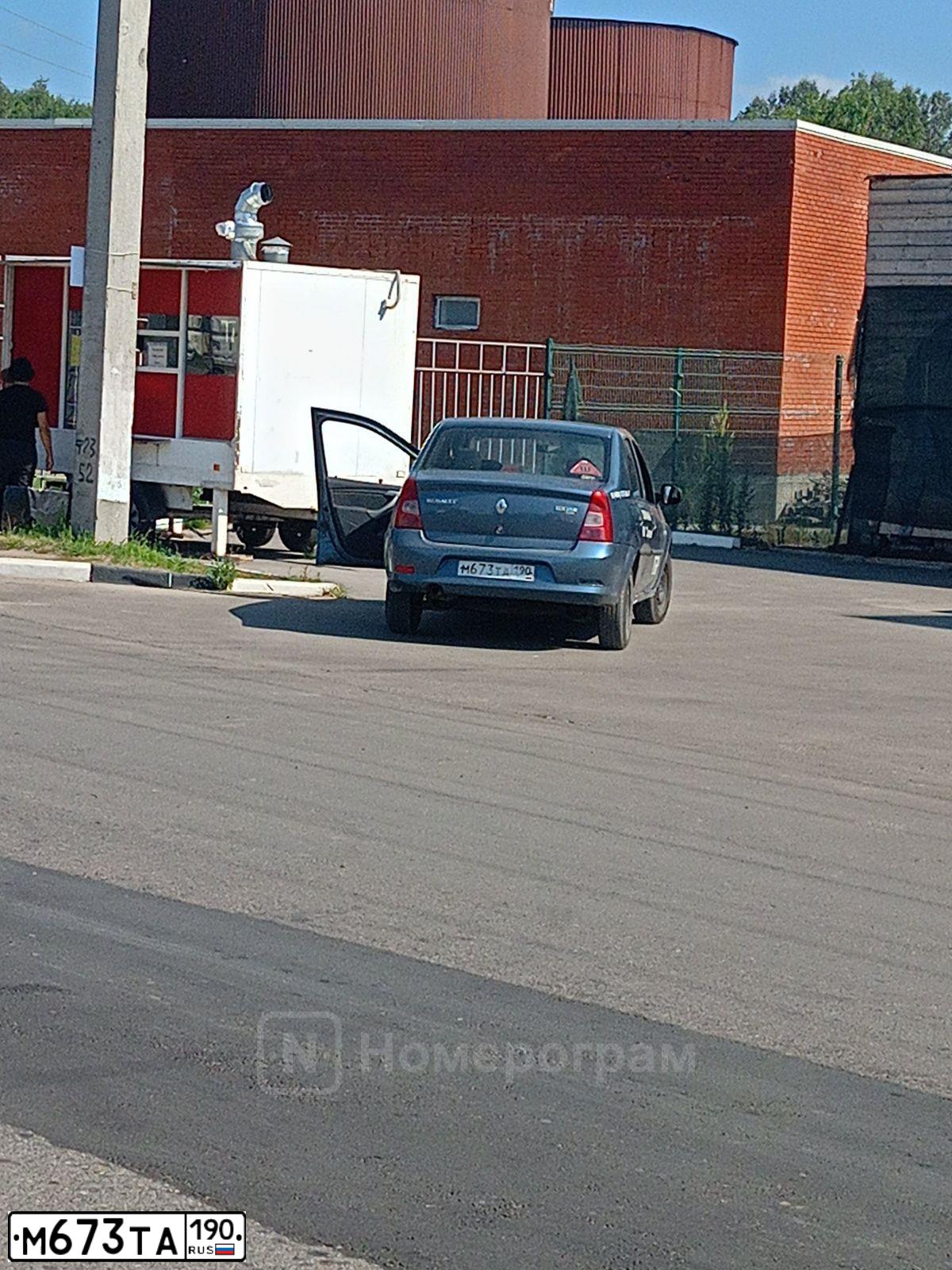 Фото автомобиля RENAULT LOGAN, 2012 — госномер М673ТА190. Цвет: СИНИЙ