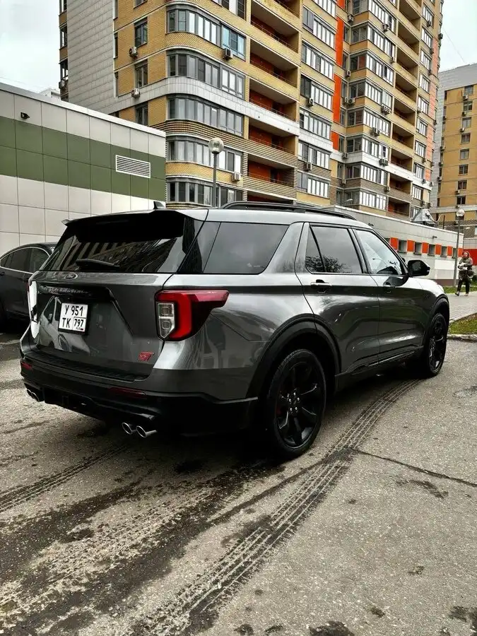 Фото автомобиля FORD EXPLORER, 2020 — госномер У951ТК797. Цвет: СЕРЫЙ