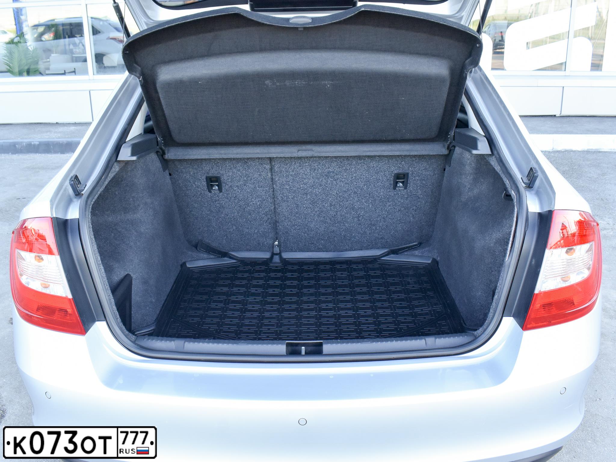 Фото автомобиля SKODA RAPID, 2015 — госномер О338МХ136. Цвет: Серебристый