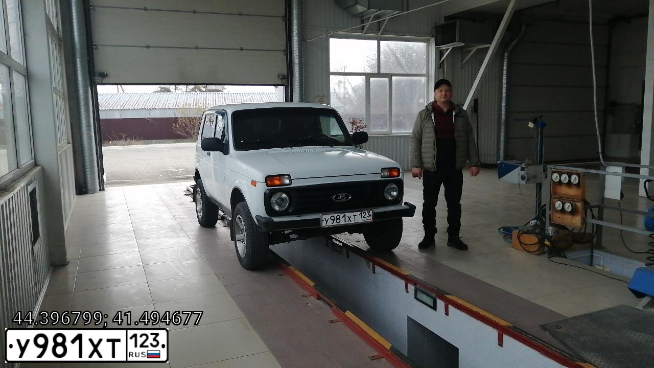 Фото автомобиля LADA 2121 NIVA, 2015 — госномер У981ХТ123. Цвет: ЯРКО-БЕЛЫЙ