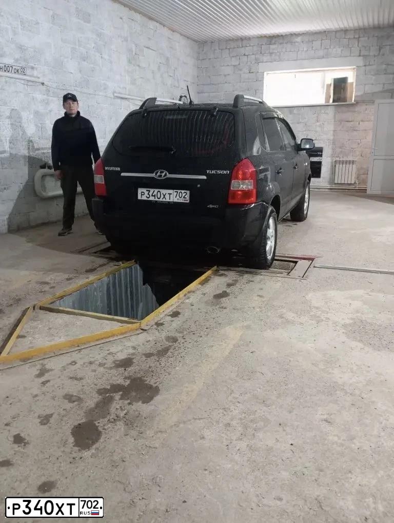 Фото автомобиля HYUNDAI TUCSON, 2008 — госномер Р340ХТ702. Цвет: ЧЕРНЫЙ