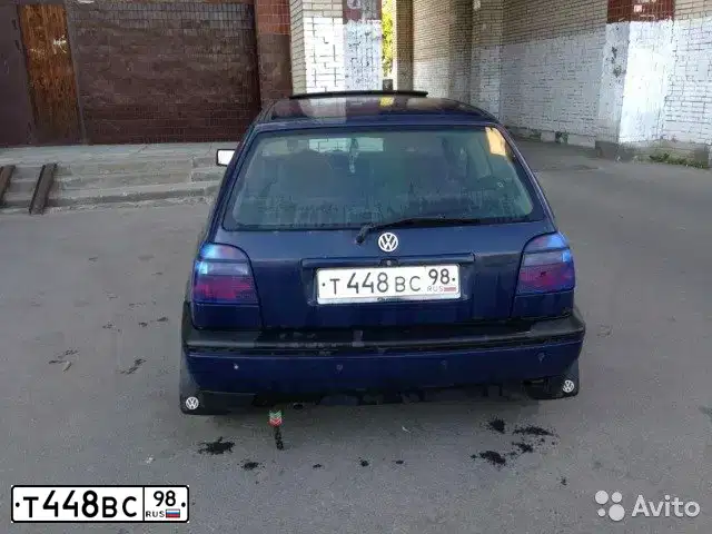 Фото автомобиля VOLKSWAGEN GOLF, 1994 — госномер Т448ВС98. Цвет: СИНИЙ