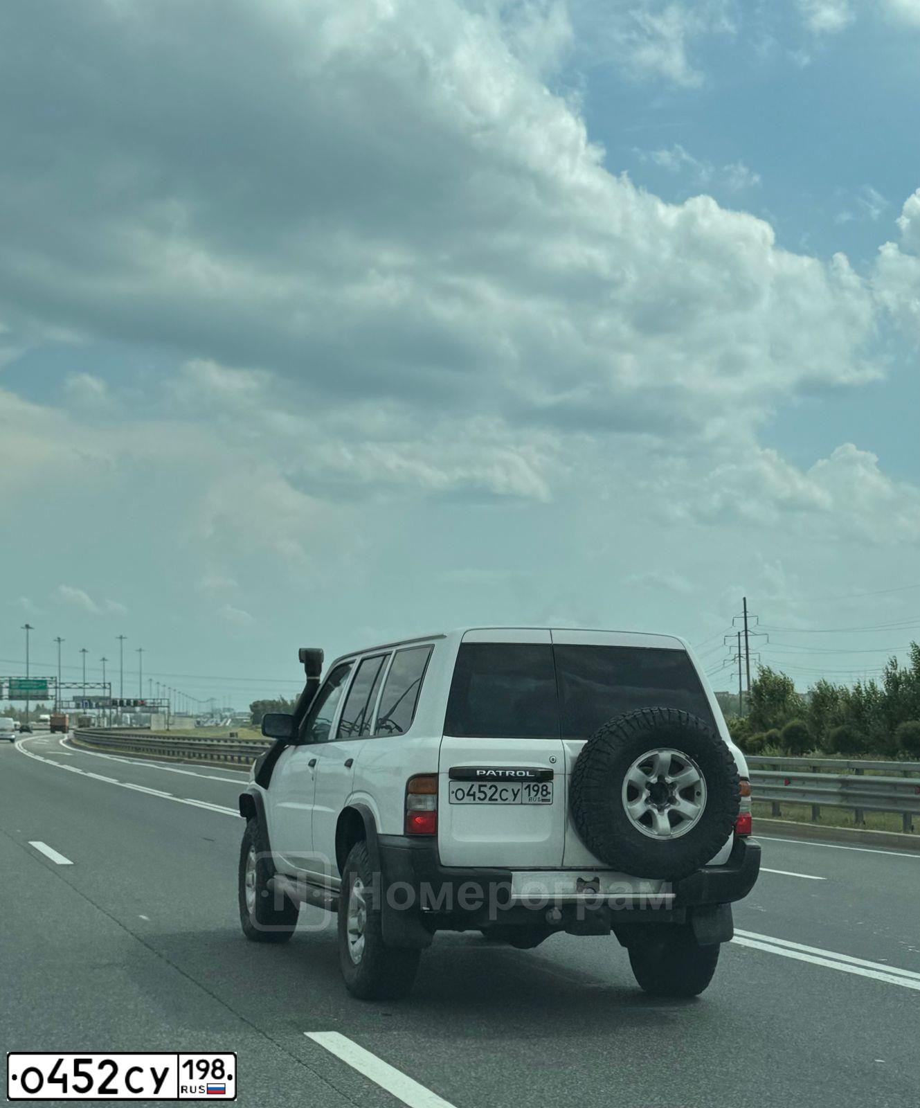 Фото автомобиля NISSAN PATROL, 2000 — госномер О452СУ198. Цвет: Белый