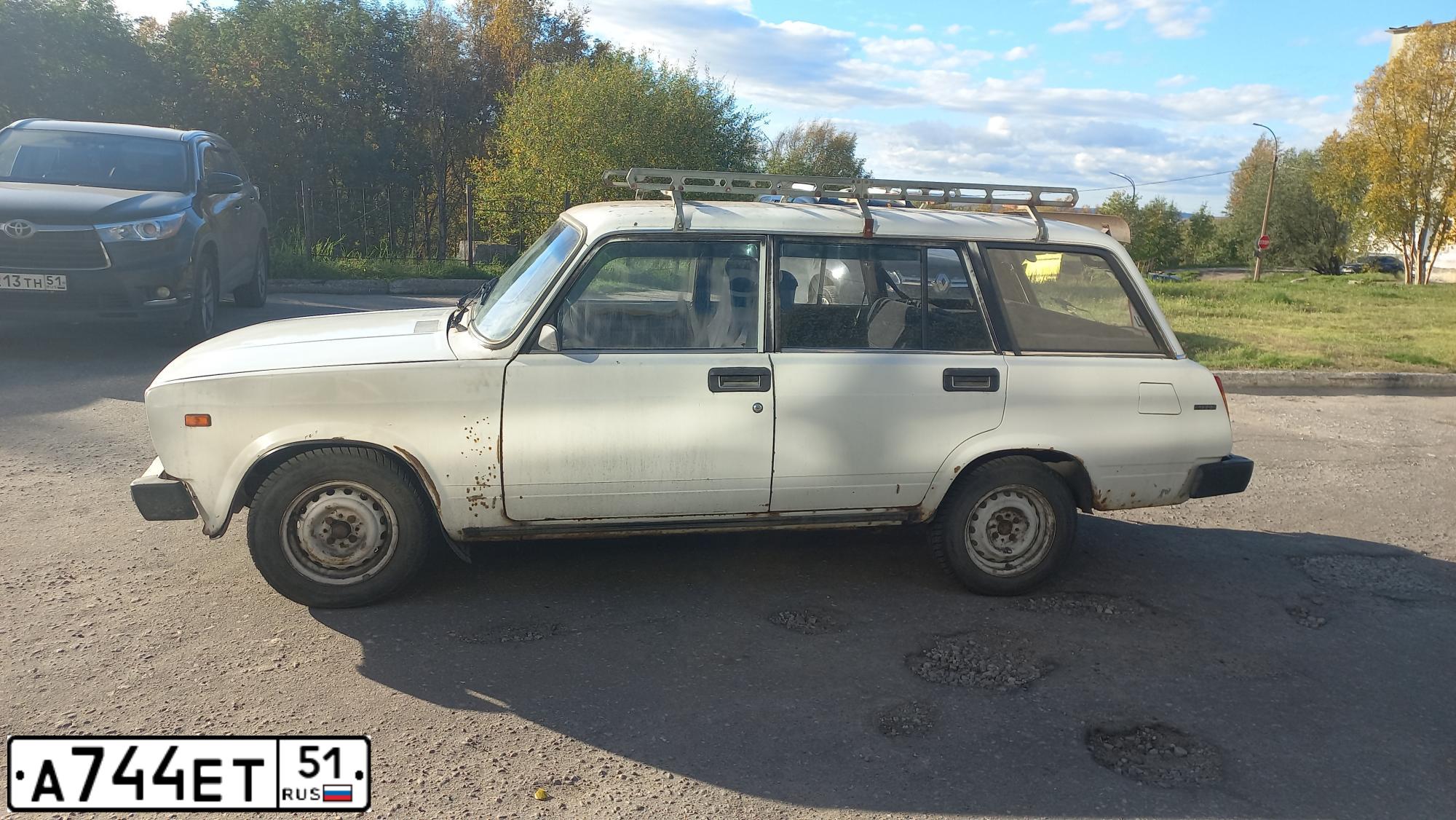 Фото автомобиля LADA 2104, 1997 — госномер А744ЕТ51. Цвет: БЕЛЫЙ