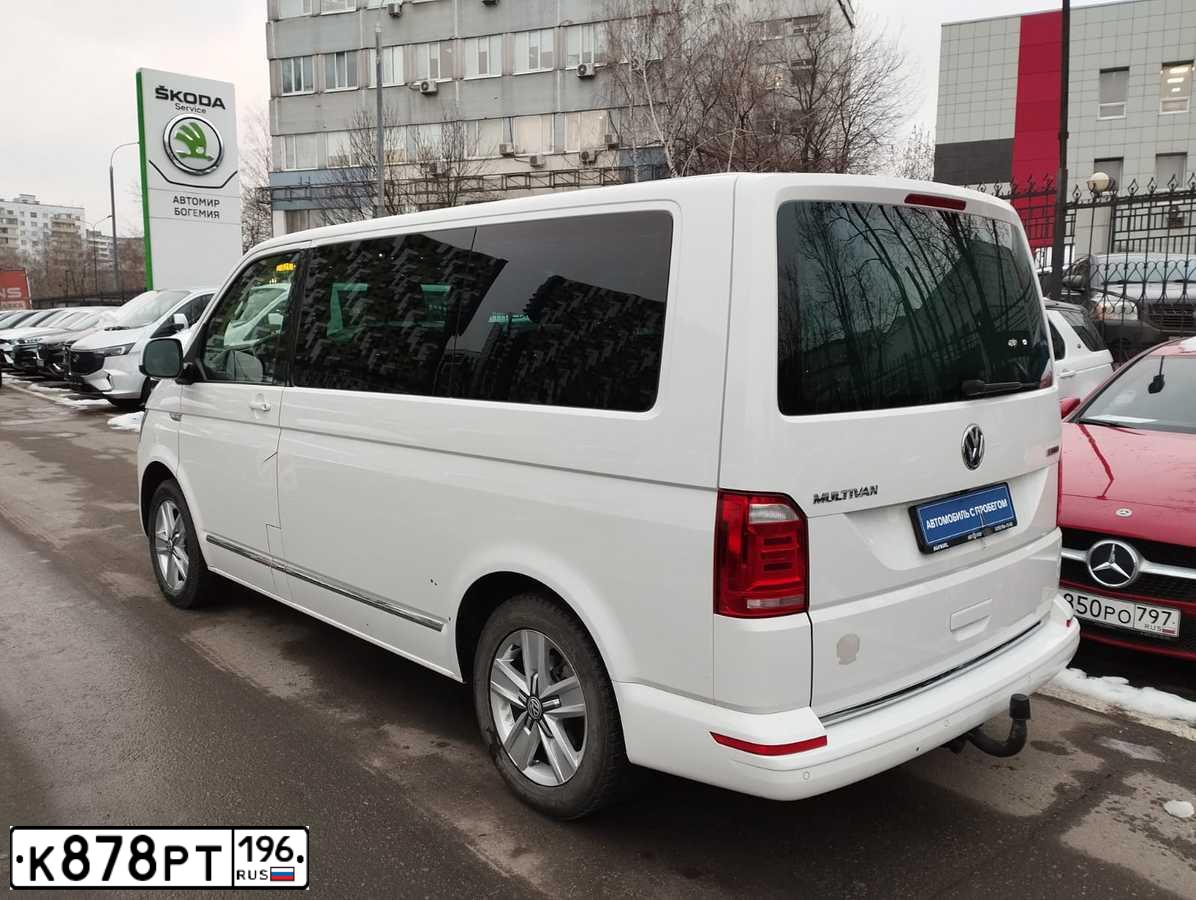 Фото автомобиля VOLKSWAGEN MULTIVAN, 2018 — госномер К878РТ196. Цвет: Белый