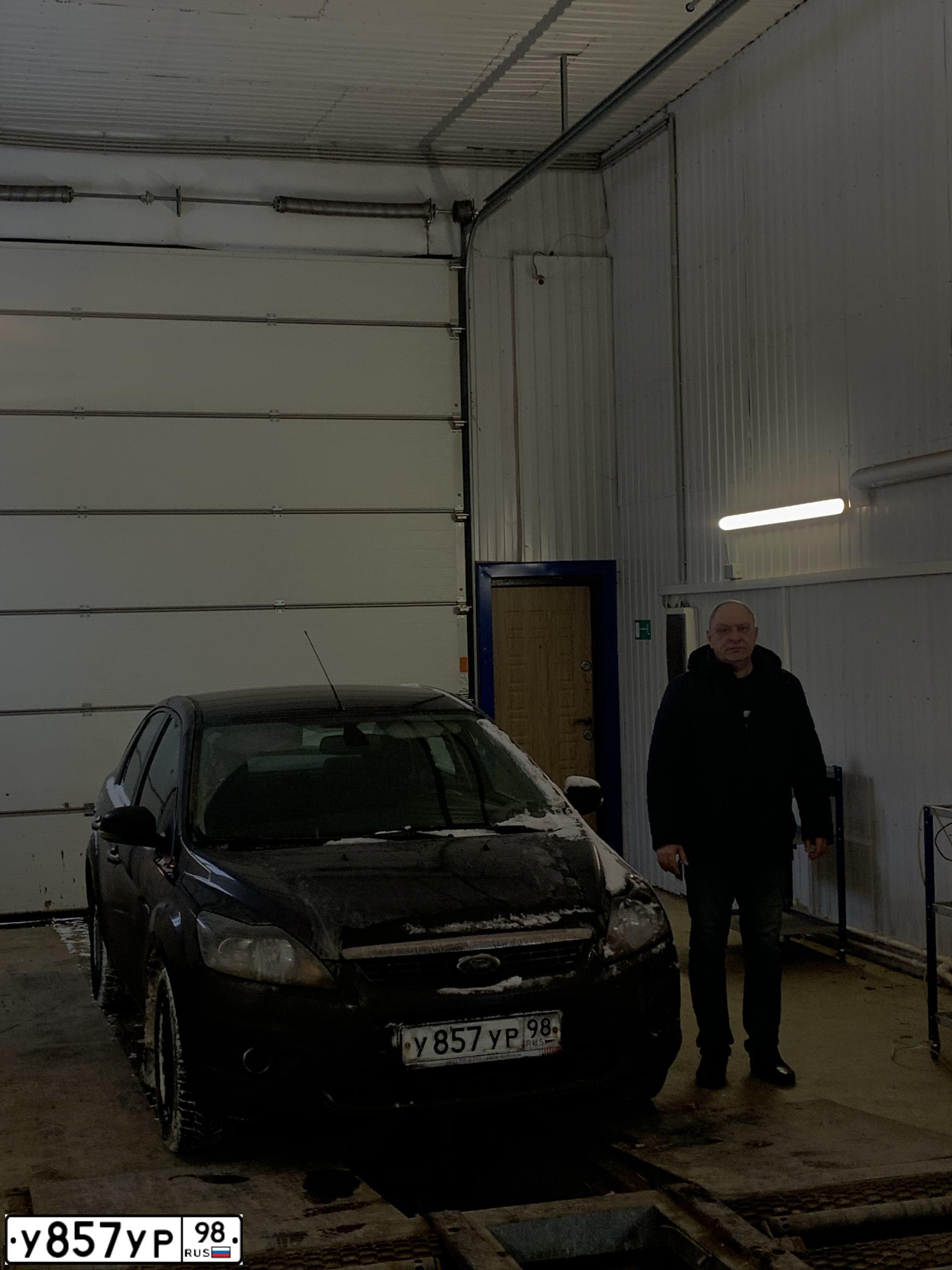 Фото автомобиля FORD FOCUS, 2008 — госномер Е951ЕО977. Цвет: ТЕМНО-СЕРЫЙ