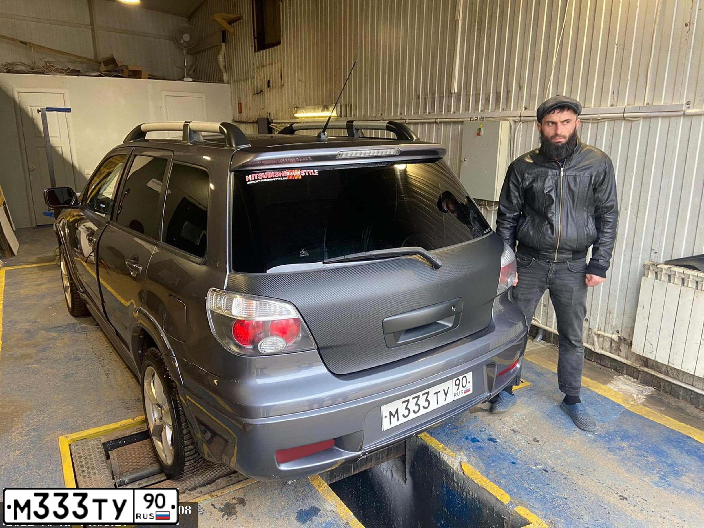 Фото автомобиля MITSUBISHI OUTLANDER, 2005 — госномер М333ТУ90. Цвет: Серый