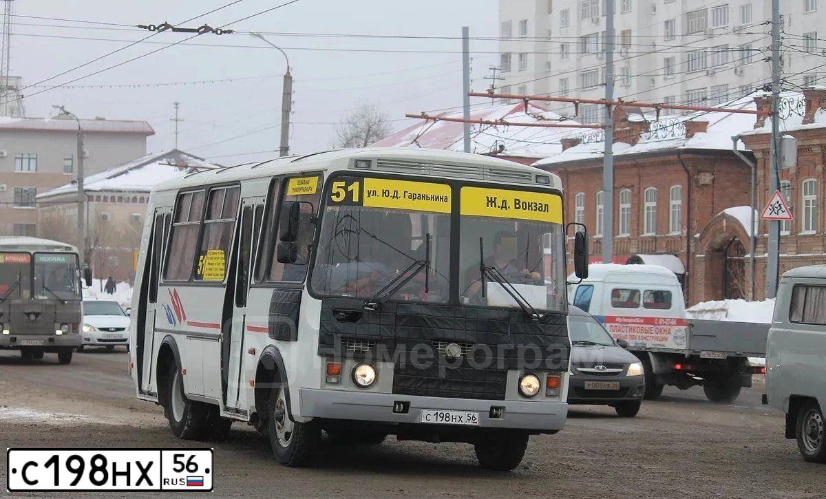 Фото автомобиля PAZ 3205, 2006 — госномер С198НХ56. Цвет: Бело-красный