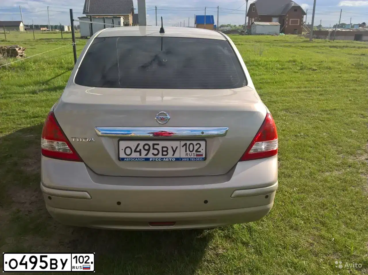 Фото автомобиля NISSAN TIIDA, 2012 — госномер О495ВУ102. Цвет: СВЕТЛО-КОРИЧНЕВЫЙ