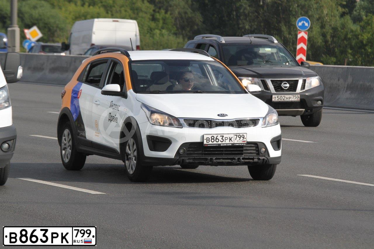 Фото автомобиля KIA RIO, 2019 — госномер В863РК799. Цвет: Белый