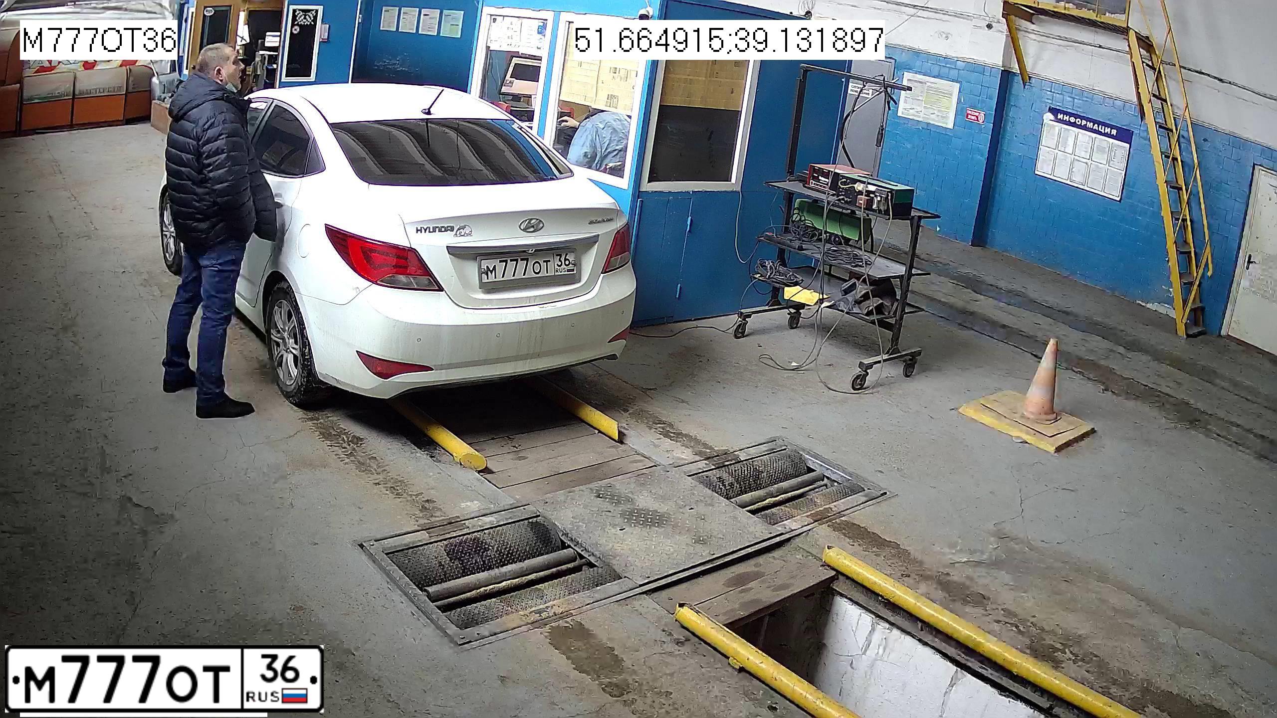 Фото автомобиля HYUNDAI SOLARIS, 2015 — госномер М777ОТ36. Цвет: Белый