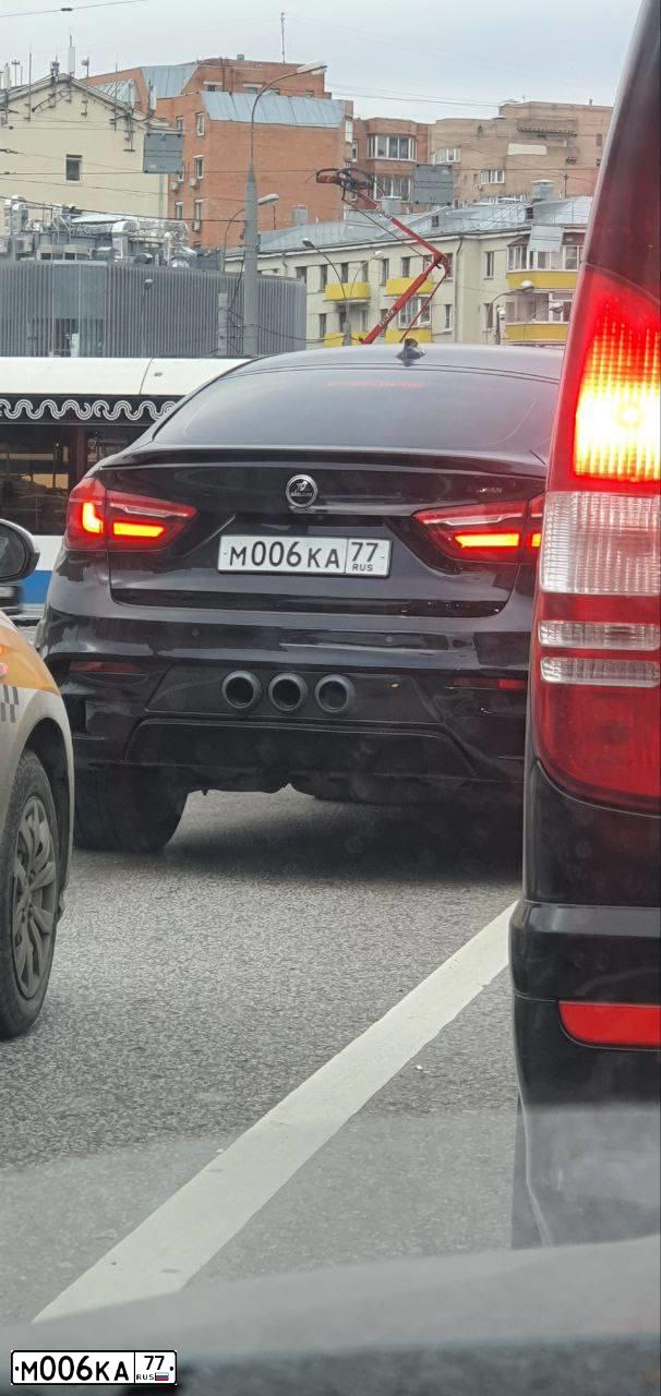Фото автомобиля BMW X6M, 2014 — госномер М006КА77. Цвет: СИНИЙ ТЕМНЫЙ