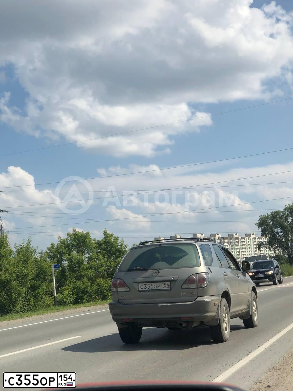 Фото автомобиля LEXUS RX, 2000 — госномер Т436АМ154. Цвет: СЕРЫЙ