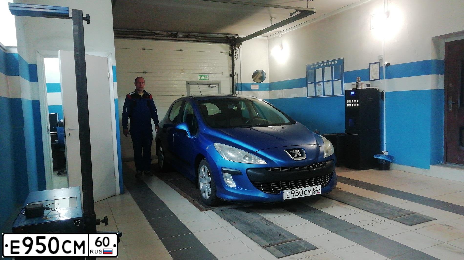 Фото автомобиля PEUGEOT 308, 2010 — госномер Е950СМ60. Цвет: ЯРКО-СИНИЙ