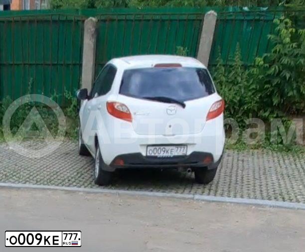Фото автомобиля MAZDA 2, 2008 — госномер О009КЕ777. Цвет: Белый