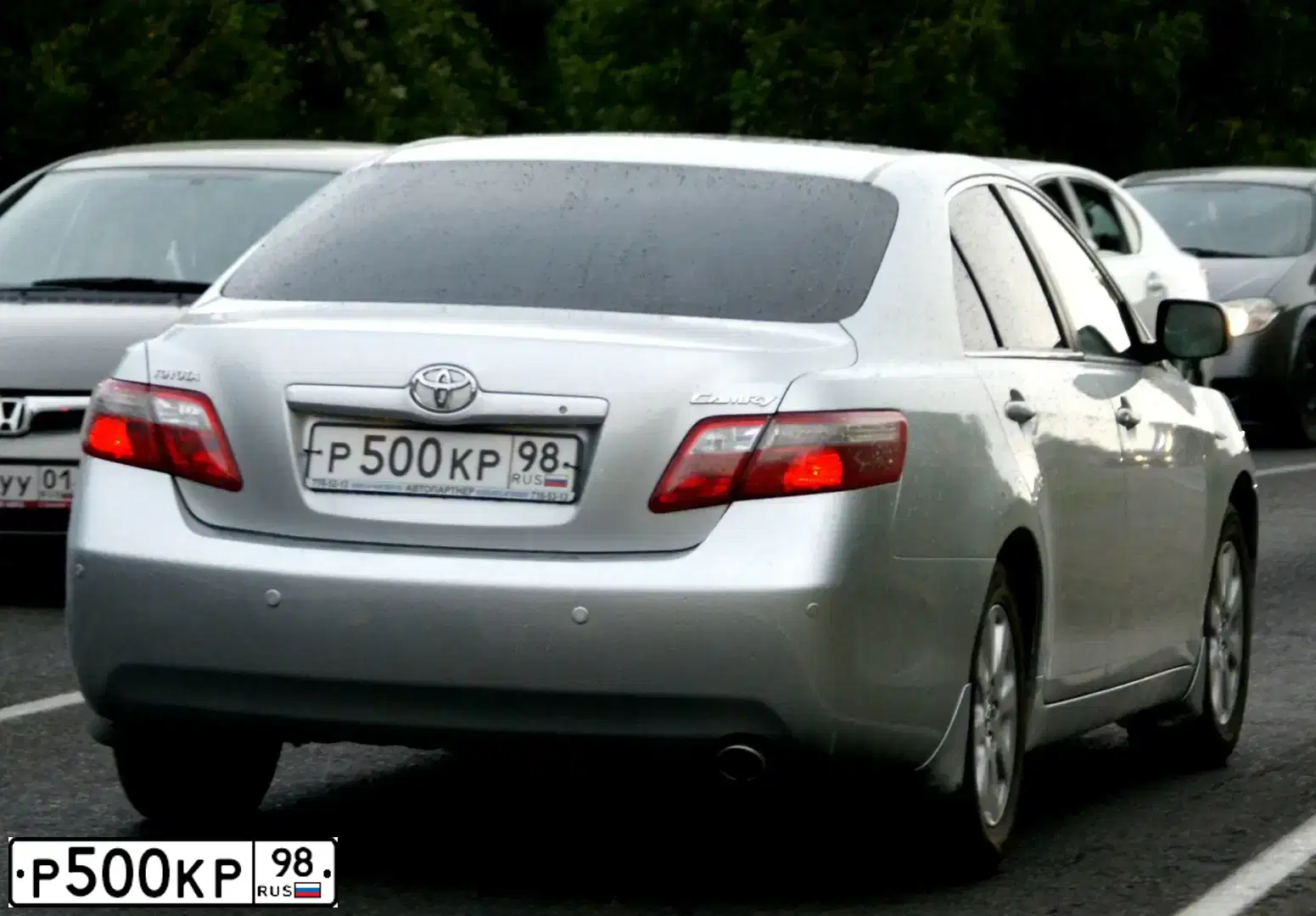 Фото автомобиля TOYOTA CAMRY, 2007 — госномер Р500КР98. Цвет: Серебристый