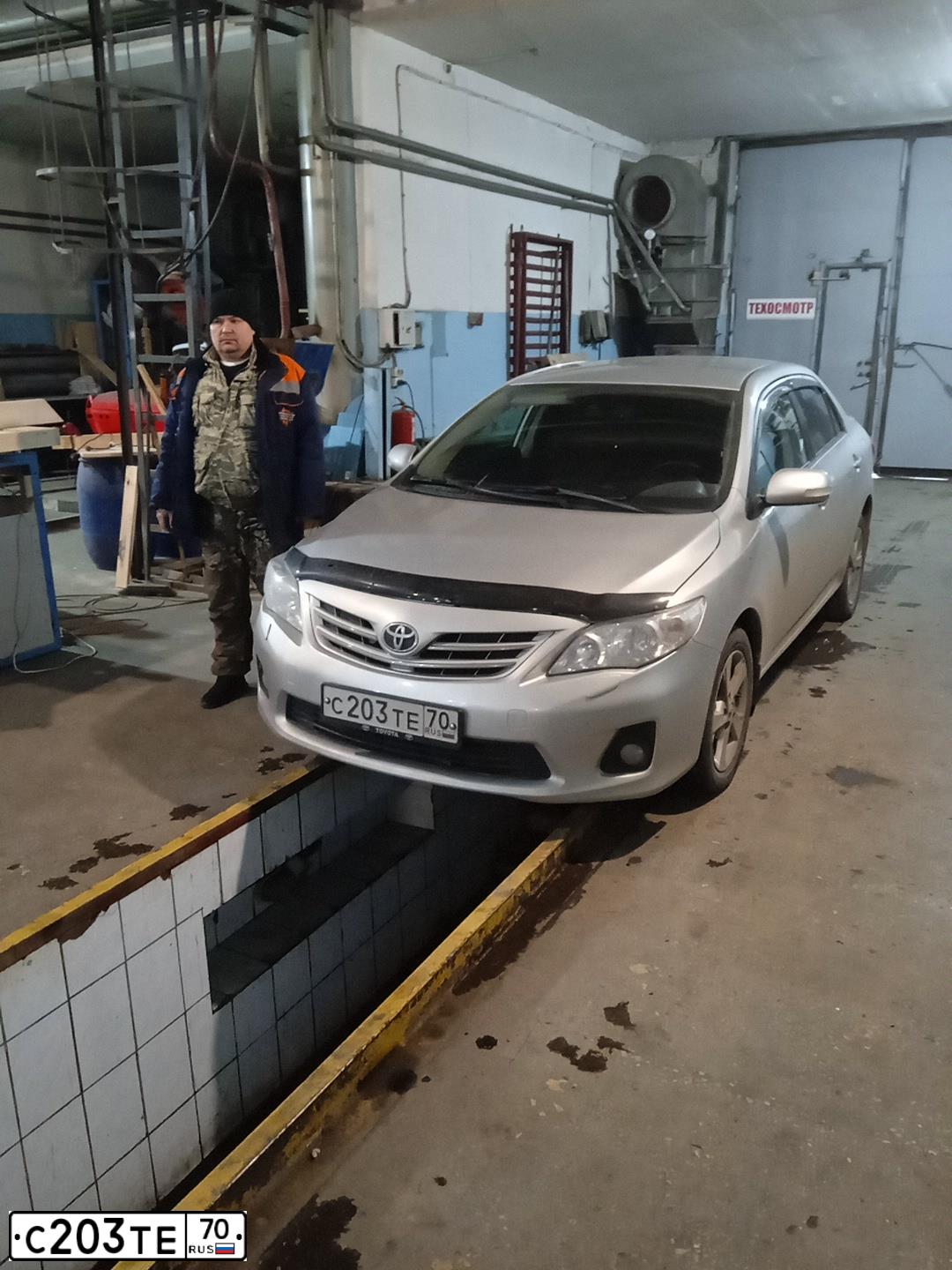 Фото автомобиля TOYOTA COROLLA, 2010 — госномер Х606ОМ56. Цвет: СЕРЕБРИСТЫЙ