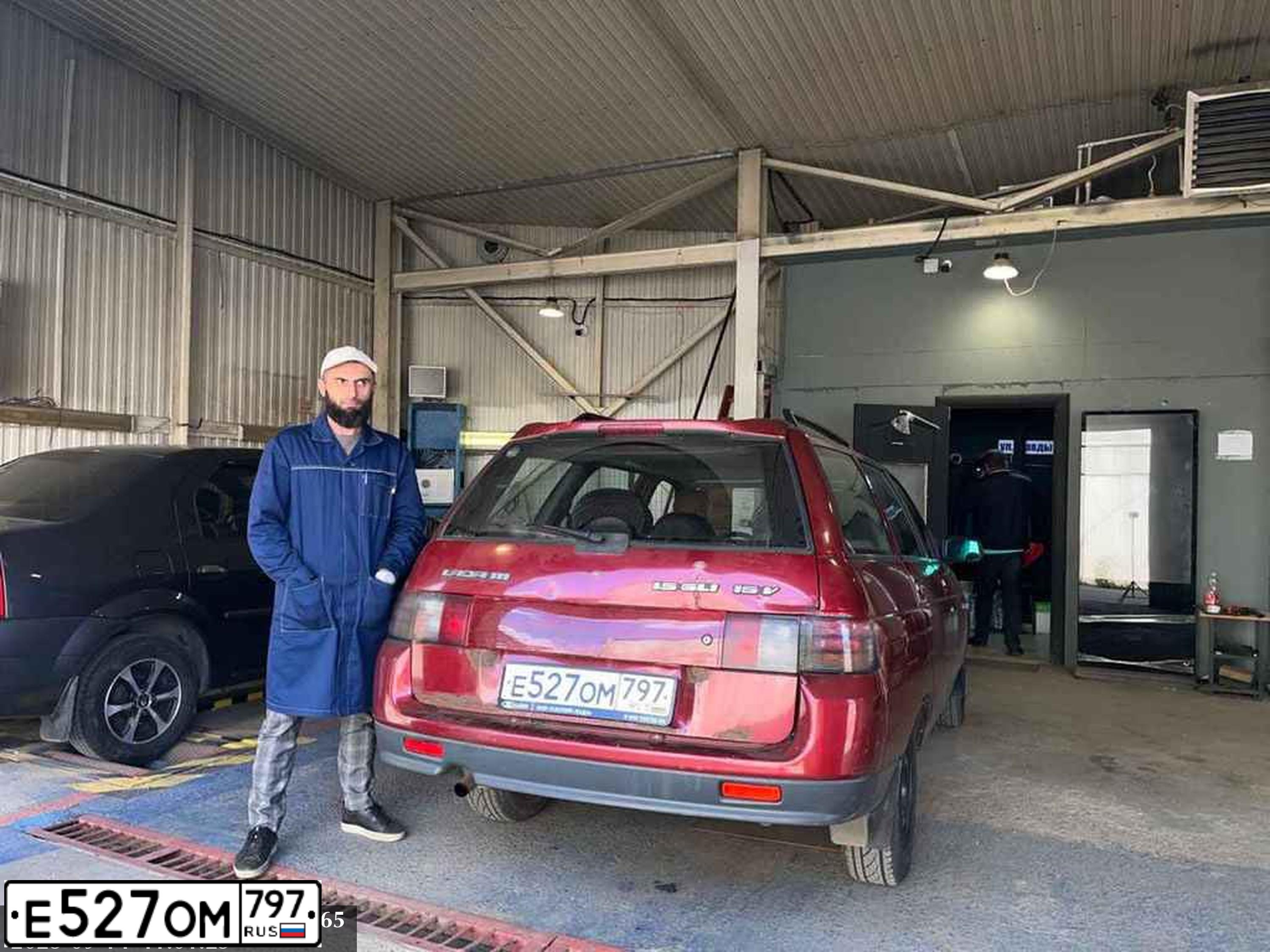 Фото автомобиля LADA 2111, 2002 — госномер М334КА199. Цвет: КРАСНЫЙ МЕТАЛЛИК