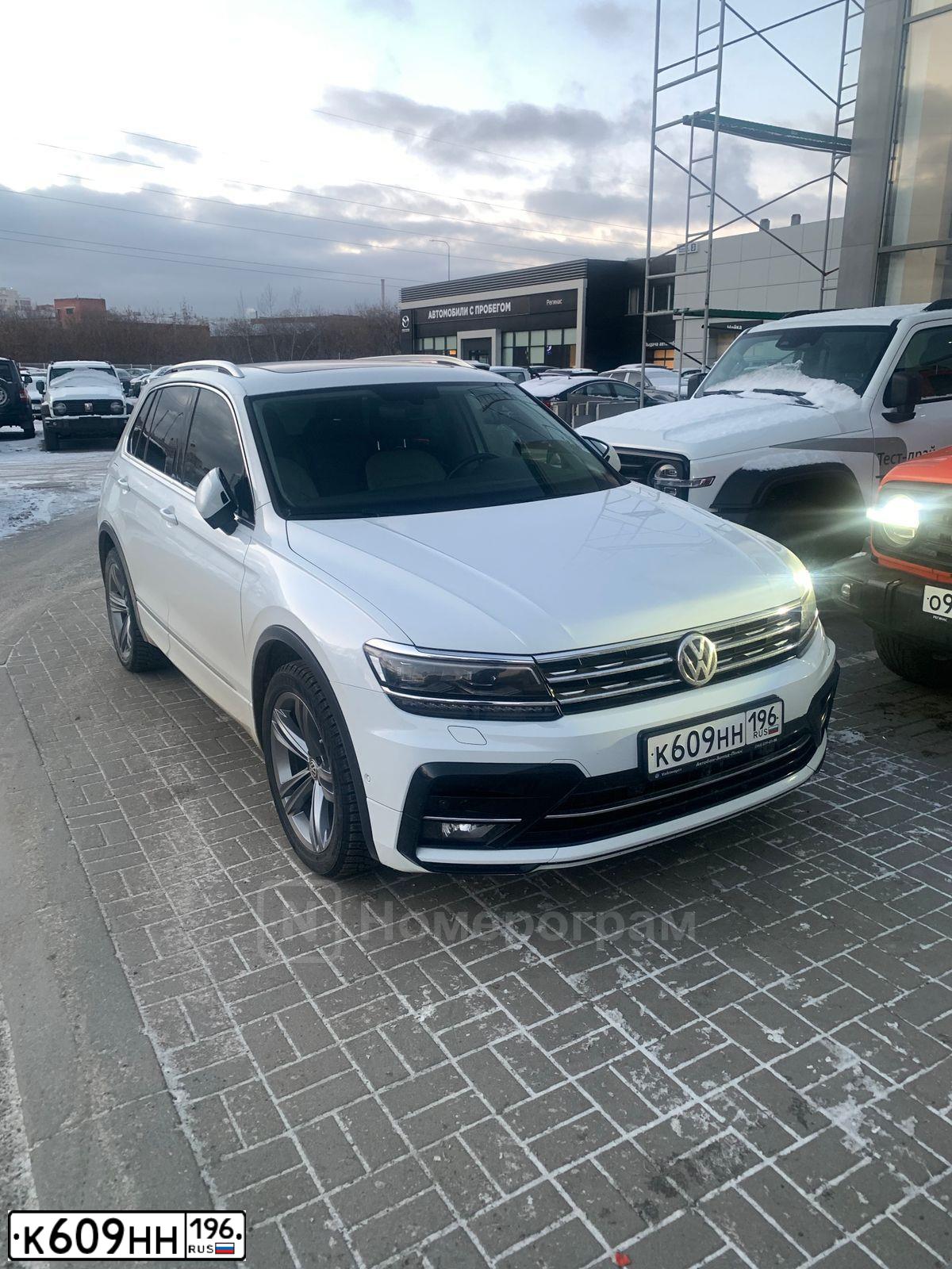 Фото автомобиля VOLKSWAGEN TIGUAN, 2018 — госномер М794ВК136. Цвет: БЕЖЕВЫЙ