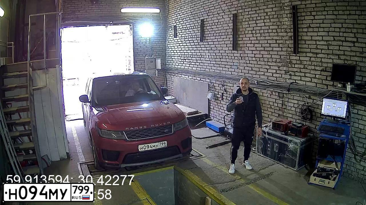 Фото автомобиля LAND ROVER RANGE ROVER, 2018 — госномер Т800АУ154. Цвет: Красный