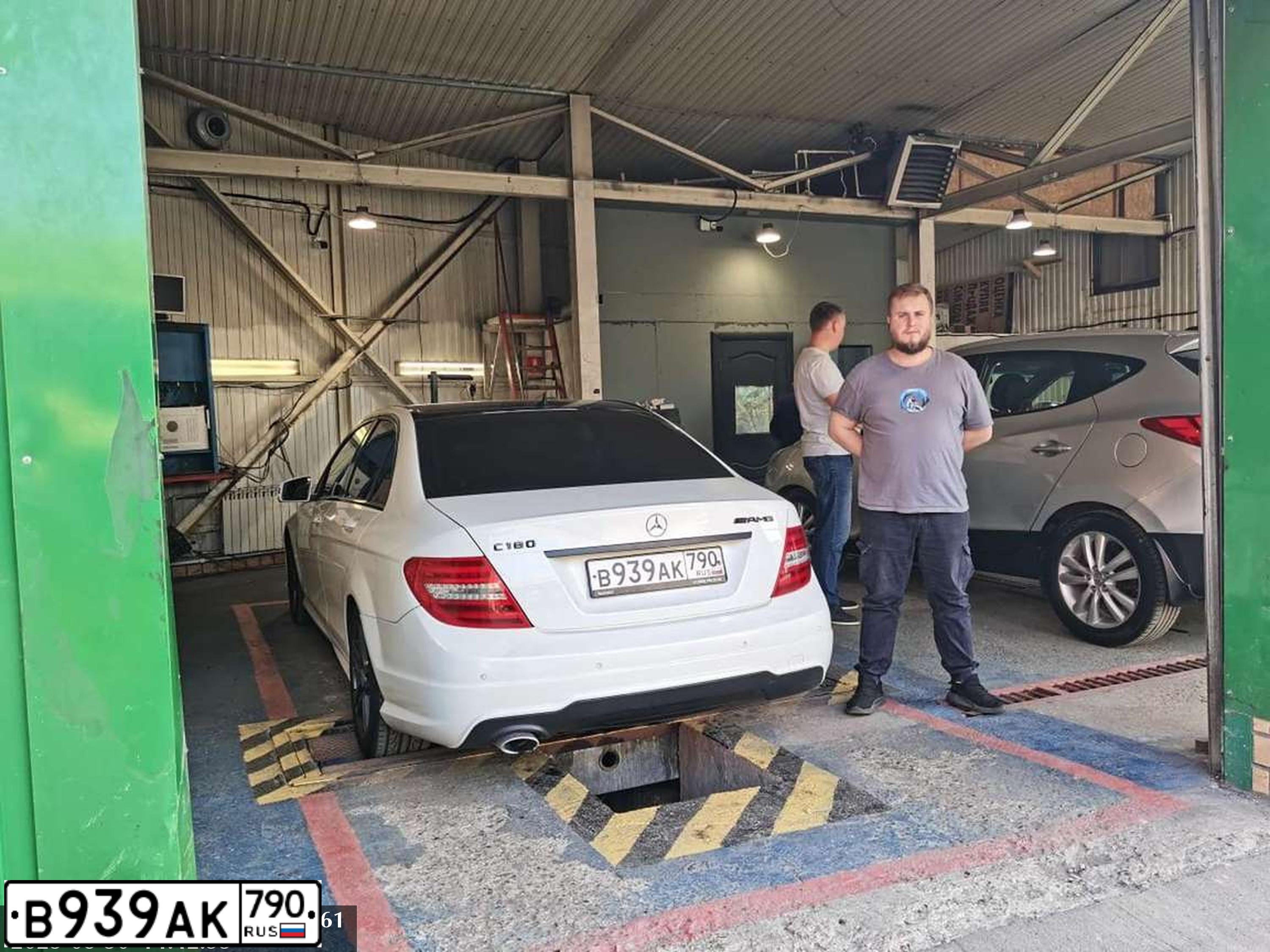 Фото автомобиля MERCEDES C-KLASSE, 2011 — госномер В939АК790. Цвет: Белый черный 