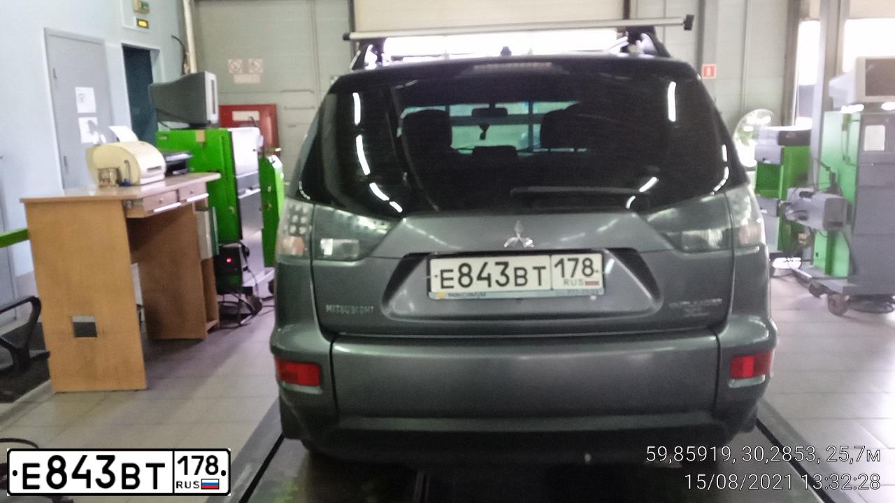 Фото автомобиля MITSUBISHI OUTLANDER, 2010 — госномер Е843ВТ178. Цвет: Серый